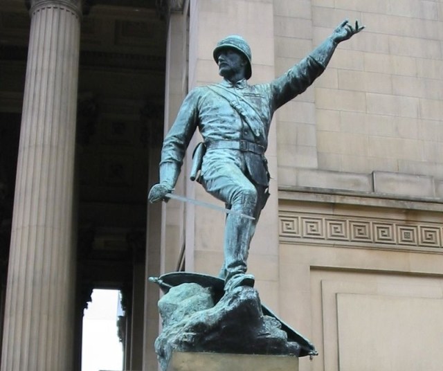 800px-William_Earle_sculpture_Liverpool